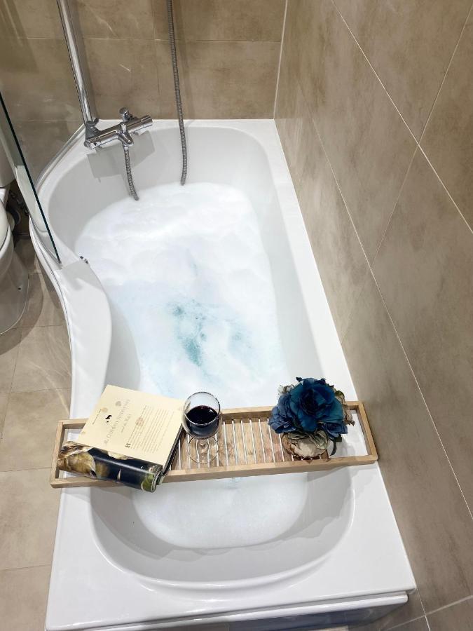 The Most Central Apartment In Canterbury Stunning Interiors, Fully Equipped, City Views And Free Wifi! 外观 照片